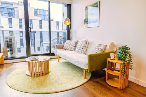 North Melbourne Apartment | 3 bed Apt near hospital, Uni & CBD - free parking!