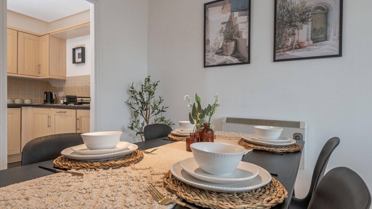 Morley Apartment | 3-Bed Apt near M62, Leeds, with Parking and Wifi,– Ideal for 6 Contractors
