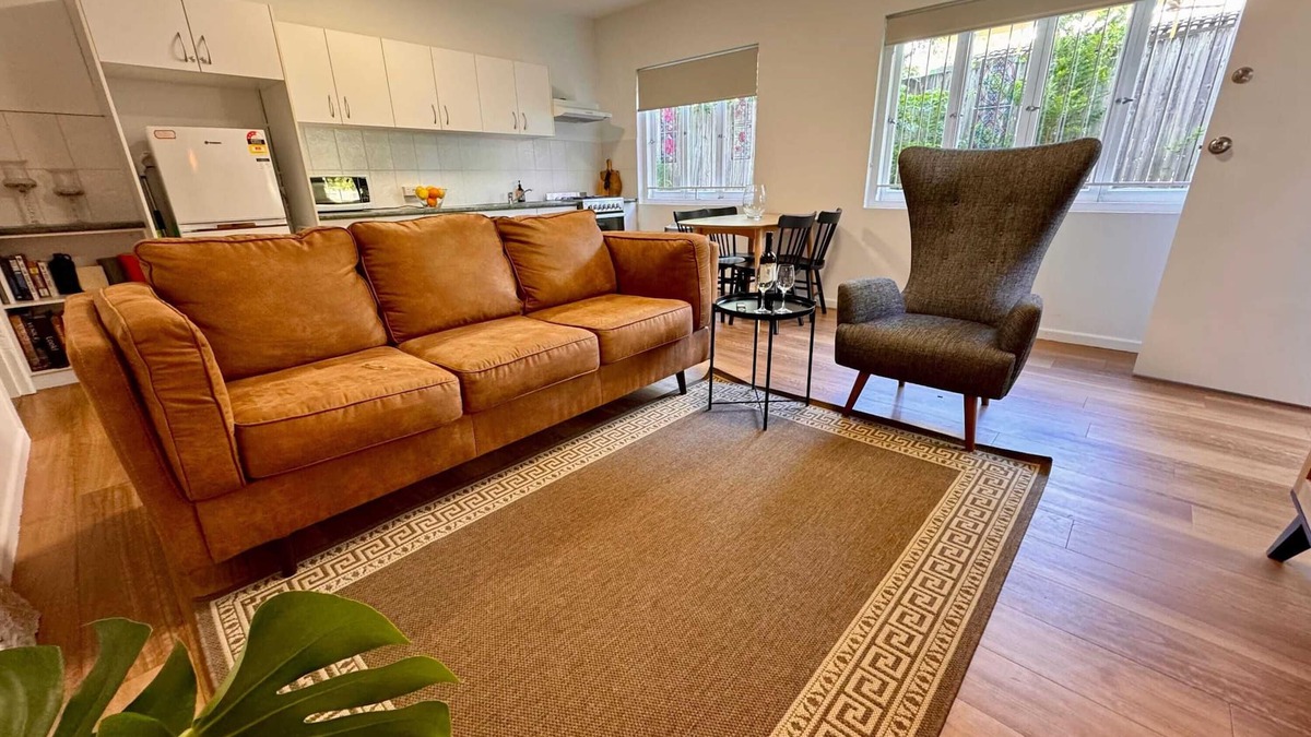 Woolloongabba Apartment | 3 Bed Budget Brisbane Gem With Parking Near Gabba
