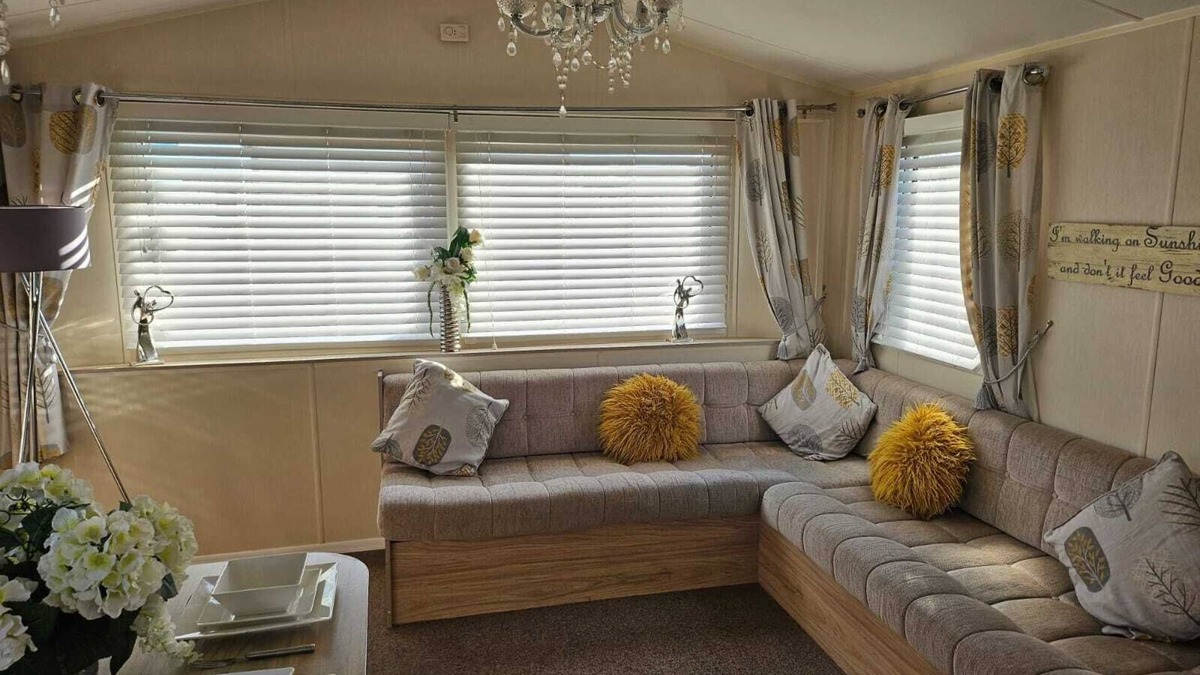 Ingoldmells Cabin | 3 Bed Caravan - Sleeps 6 - Pets - Parking - Wifi