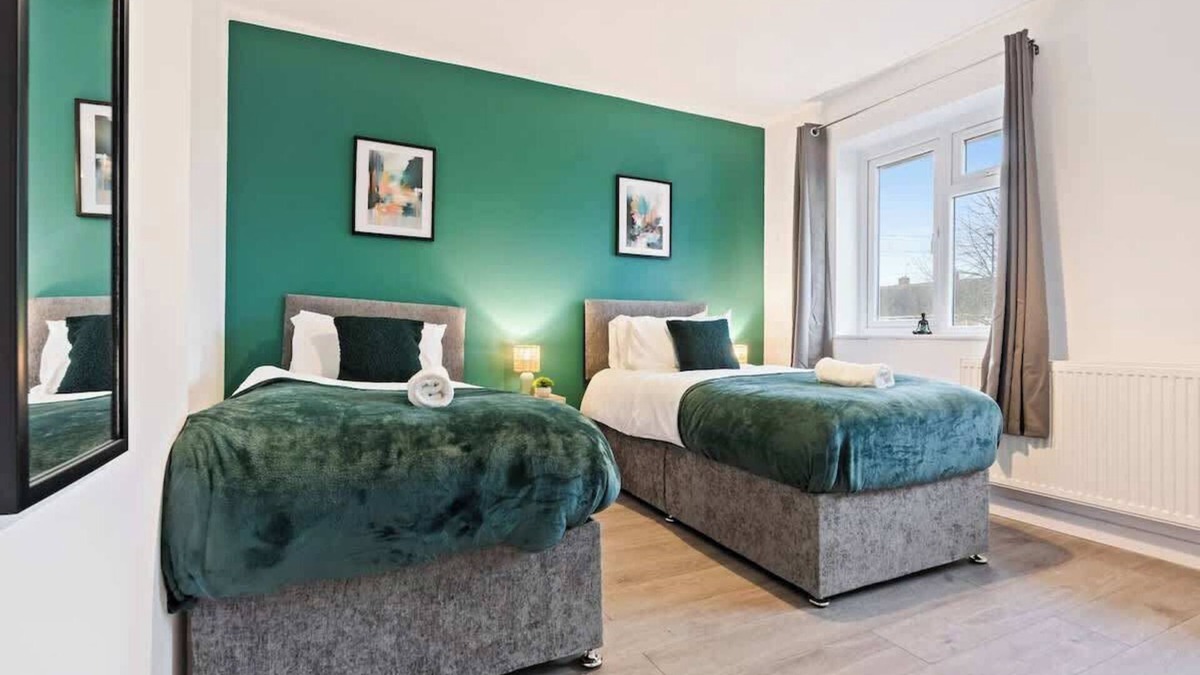 Cradley House | 3 Bed Contractor Friendly WIFI Lots Of Parking