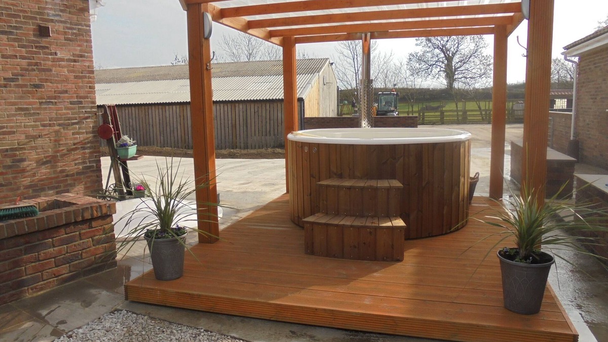 Ferrensby House | 3 bed cottage on farm with hot tub & pool in quiet village in north yorkshire