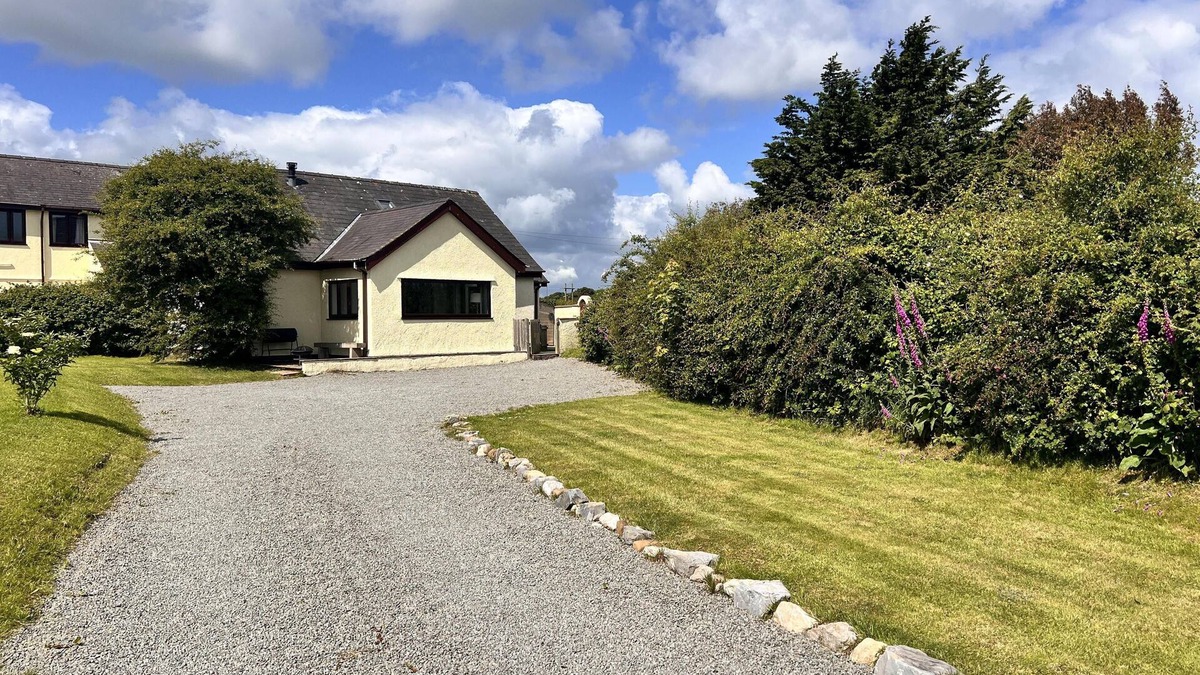 Llanddona House | 3 Bed Cottage - Sleeps 5 - Pets - Parking - Garden