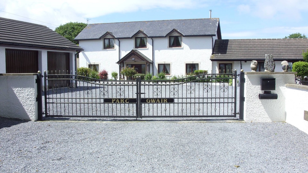 Llandyssiliogogo House | 3 Bed Cottage with Hot Tub/Games Room Nr New Quay
