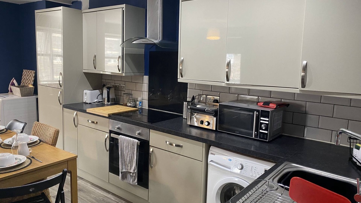 Hanham Apartment | 3 bed flat sleeps 10 free parking