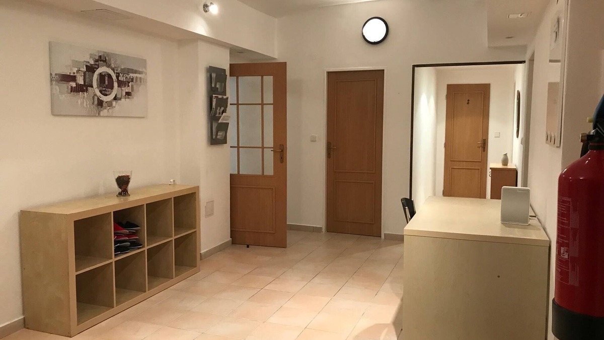 Vrsovice Apartment | 3 Bed Flat - Sleeps 20 - Smoking room - Wifi