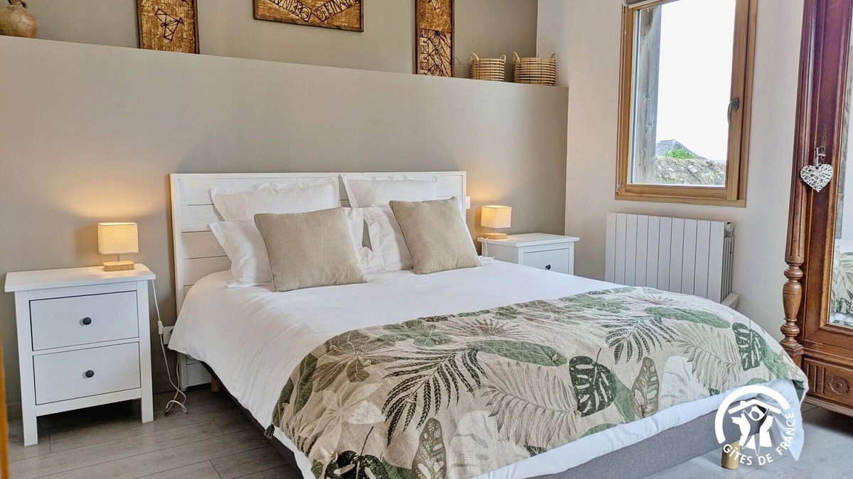 Sainte-Suzanne-and-Chammes Cottage | 3-bedroom independent house - modern comfort and historic charm, pets allowed