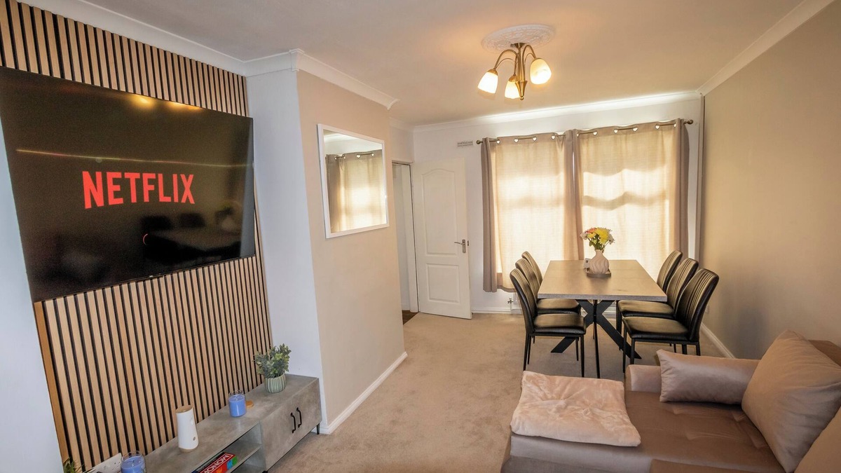 Stoke-on-Trent House | 3 Bed Home - Sleeps 8 - Stoke City fc - Parking