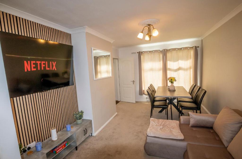 Stoke-on-Trent House | 3 Bed Home - Sleeps 8 - Stoke City fc - Parking