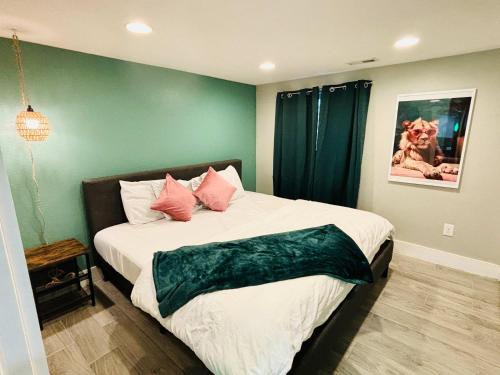 Berkley House | 3 bed home with huge yard near Hidden Lake