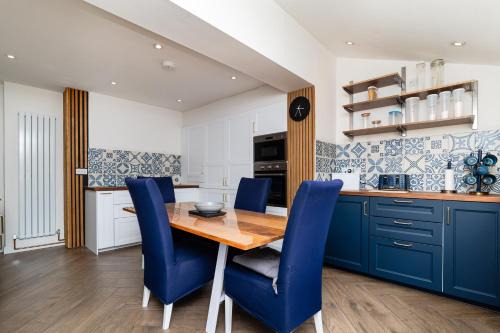 Peebles House | 3 Bed House-Free Parking