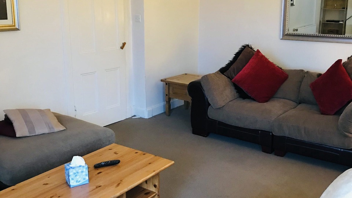 Kilmarnock Cottage | 3 bed house, free WiFi, off street parking. Central Ayrshire, 20 mins to Glasgow