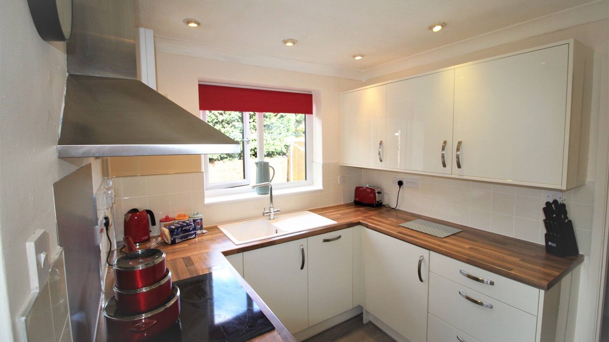 Thorne House | 3 Bed House - Garden & Parking - Quiet Cul De Sac