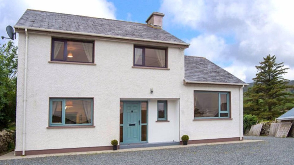 Clonmany House | 3-Bed House in Clonmany With Panoramic Hillside Se