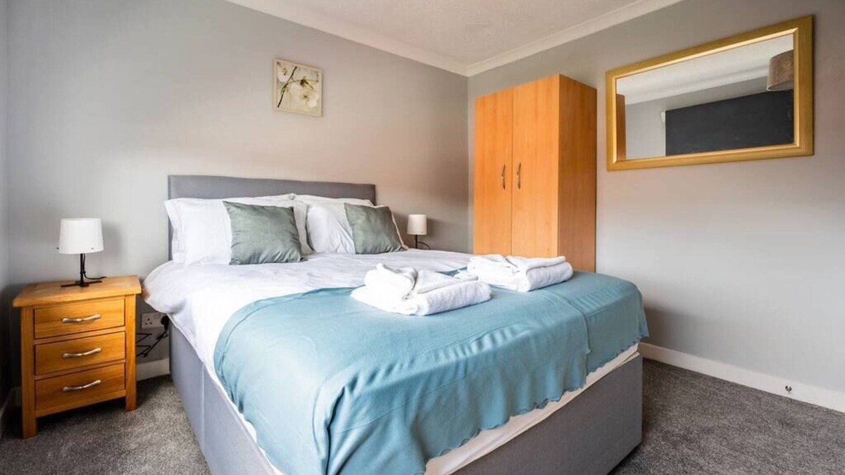 Larkhall House | 3 bed house in Larkhall with private driveway