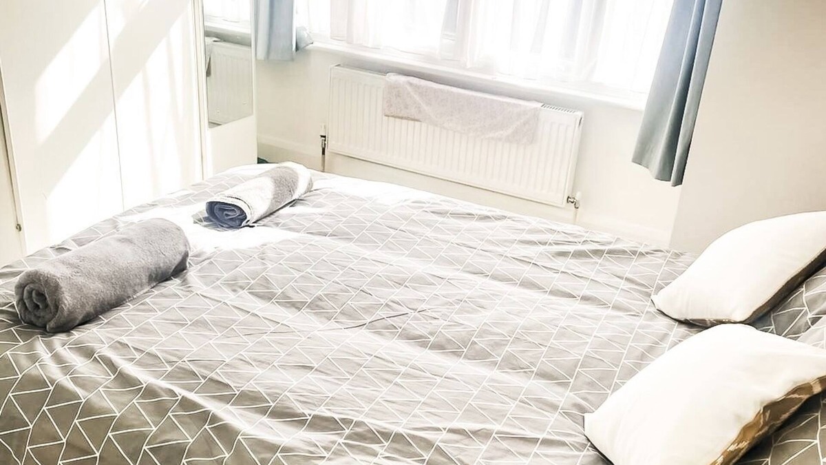 Little Holland House | 3-Bed House in London Garden & free parking