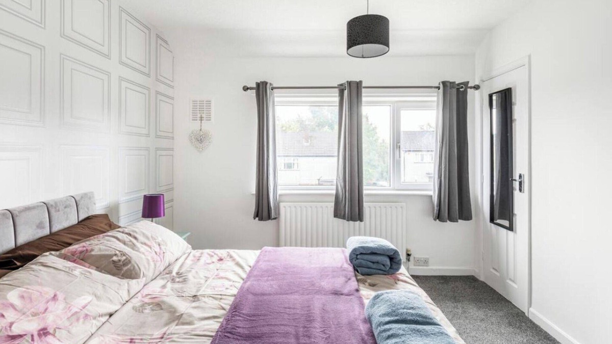 Belthorn House | 3 Bed House - Sleeps 5 - Parking - Garden - Wifi