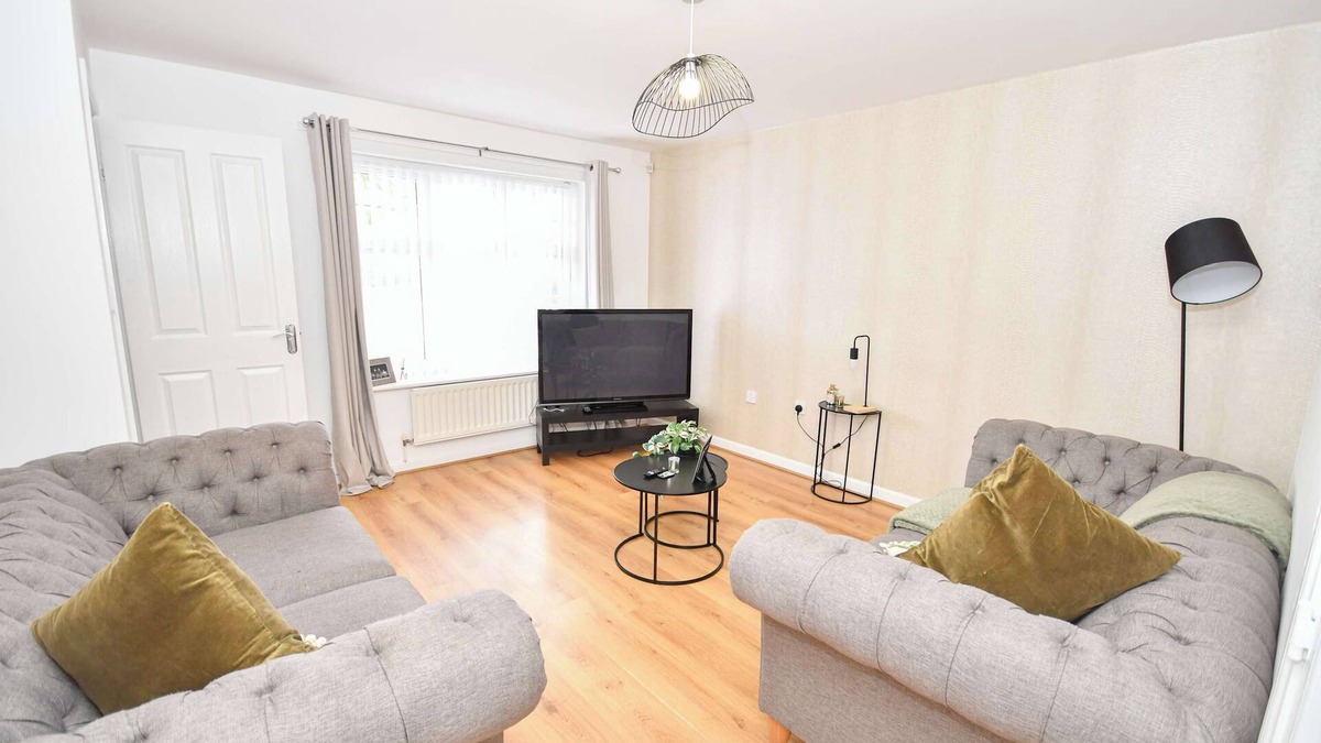 Crosby Apartment | 3 Bed House, Sleeps 5, Walking Distance to Centre