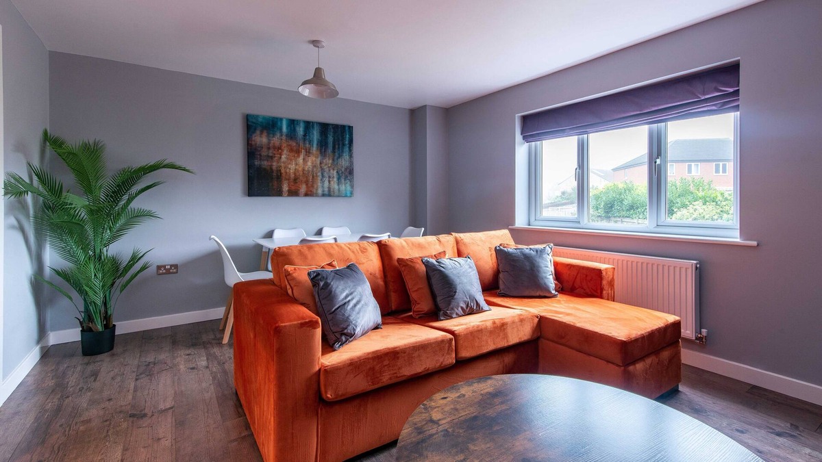 Knottingley House | 3 Bed House, with Private Driveway