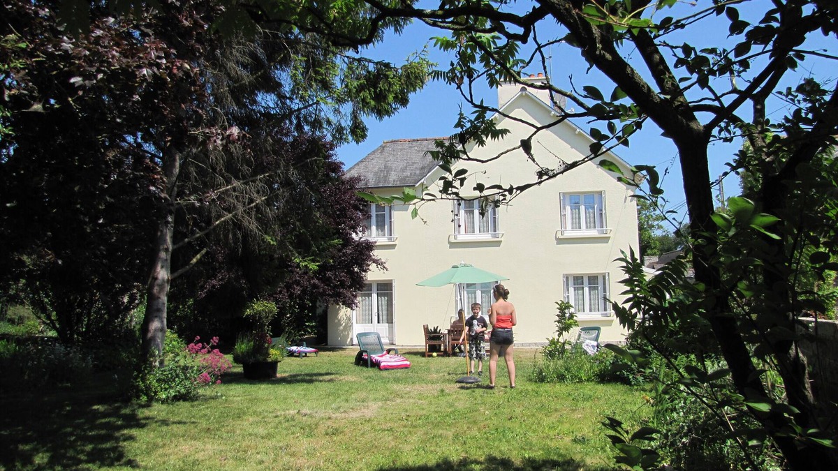 Evran House | 3 bed house with private enclosed garden and play area, 10 min from Dinan