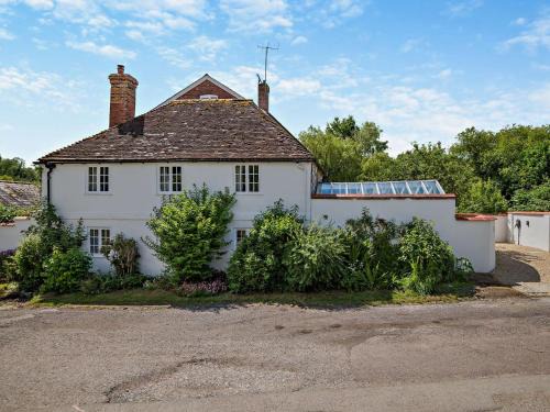 Amesbury House | 3 Bed in Salisbury 95325