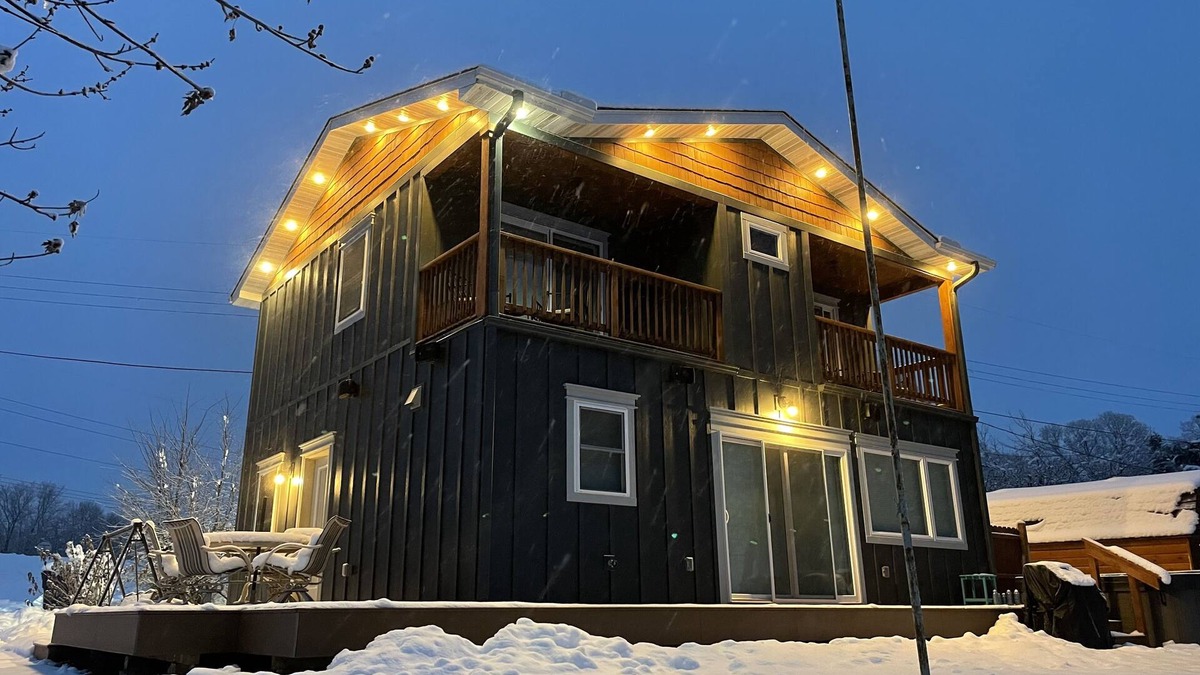 Lindstrom Cottage | 3 Bed Lake House with Balconies and HOT TUB
