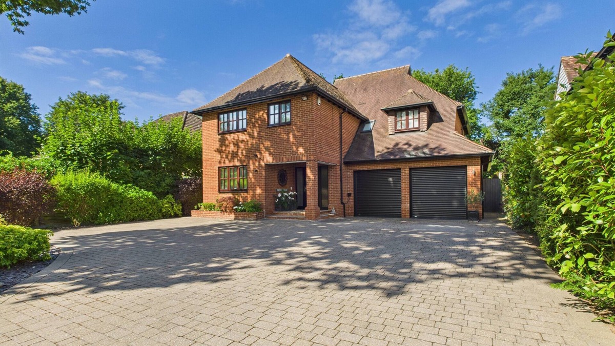 West Byfleet House | 3 Bed Luxury Family Home, with Self-Check in & Direct Train to London