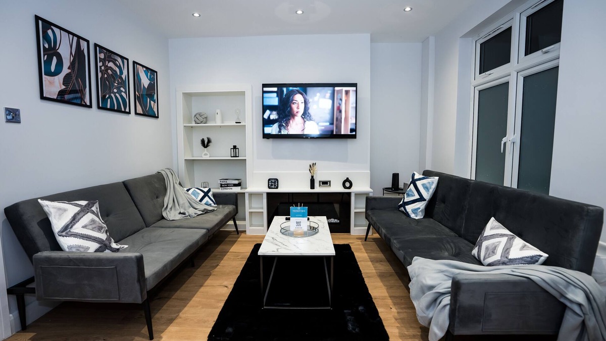 Higham Hill House | 3 Bed Modern House Sleeps 7 (Driveway and Free Netflix)