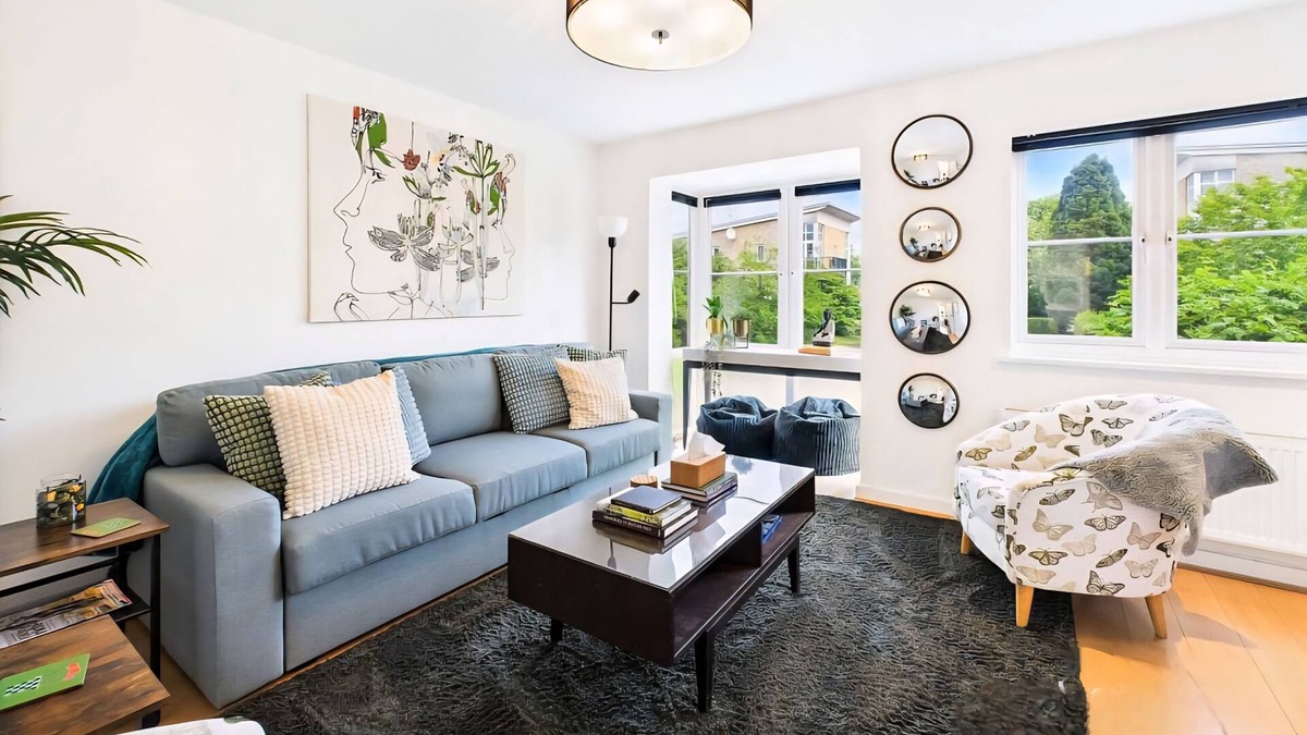 Ewell House | 3 bed modern townhouse W/self check in, sleeps 6 & 35mins direct train to London