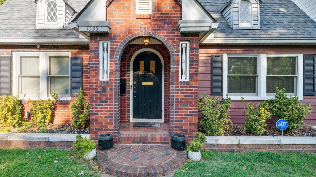 Cherry Street House | 3 bed, office, hot tub, 2 min to Cherry St