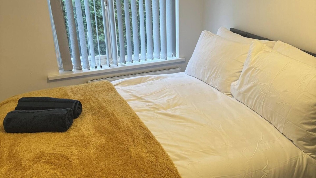 Wolverhampton House | 3 Bed-Sleeps 5- Garden-Pets-Parking