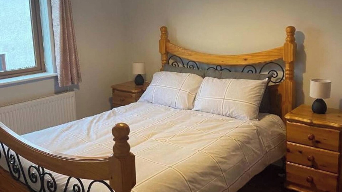 Dromahair House | 3 Bed-Sleeps 5-Garden-Parking-Pets