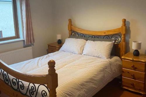 Dromahair House | 3 Bed-Sleeps 5-Garden-Parking-Pets