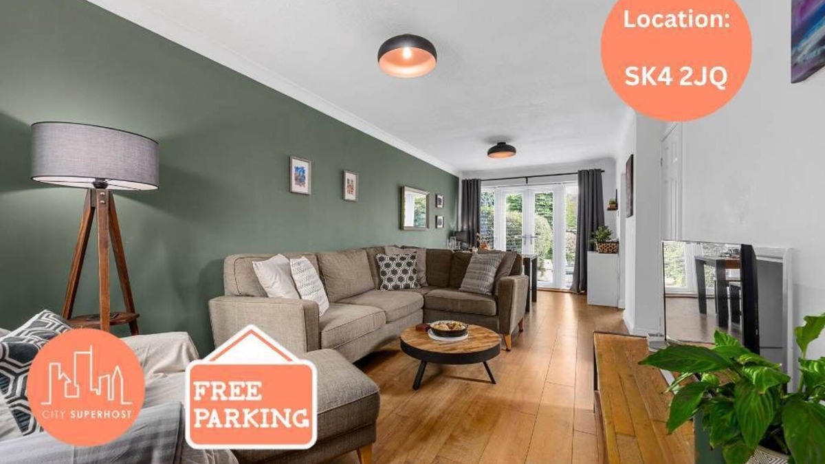 Heaton Norris House | 3 Bed Stockport Home by City SuperHost