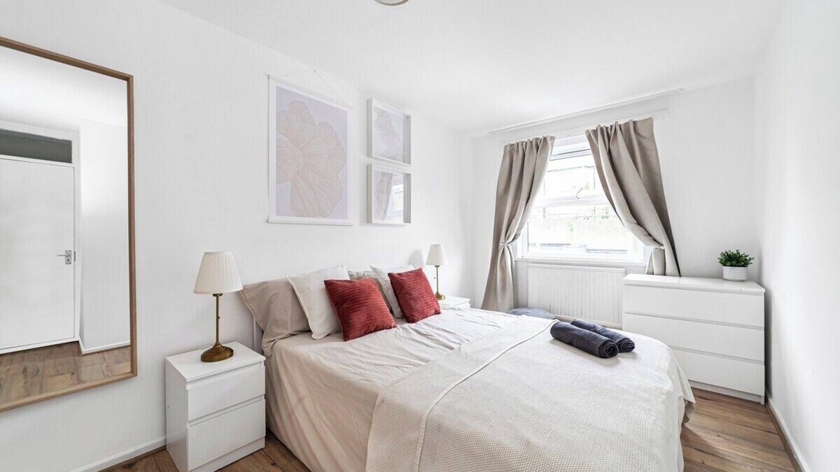 Haggerston House | 3-Bed Stylish Garden House, Haggerston, Parking