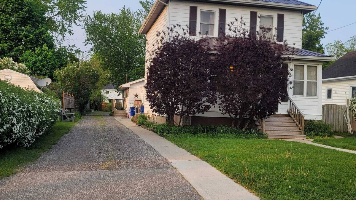 Chatham-Kent House | 3 bed Traditional Style peaceful house near Downtown Chatham