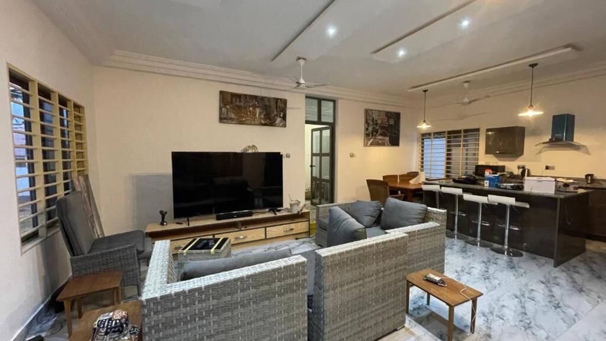 Accra Villa | 3 Bed Villa-Private Garden-OffStreetParking-AirCon