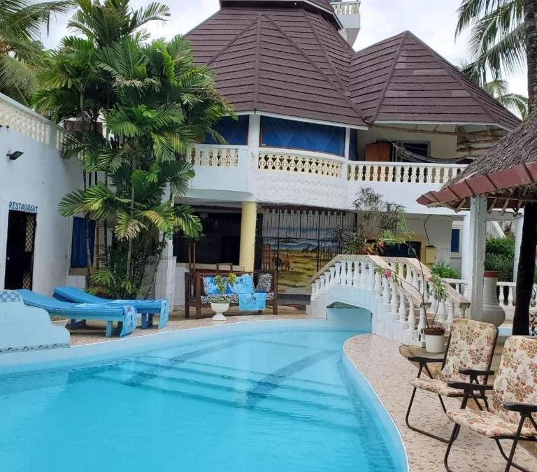 Galu Beach Villa | 3 Bed Villa - Sleeps 6 - Wifi - Parking