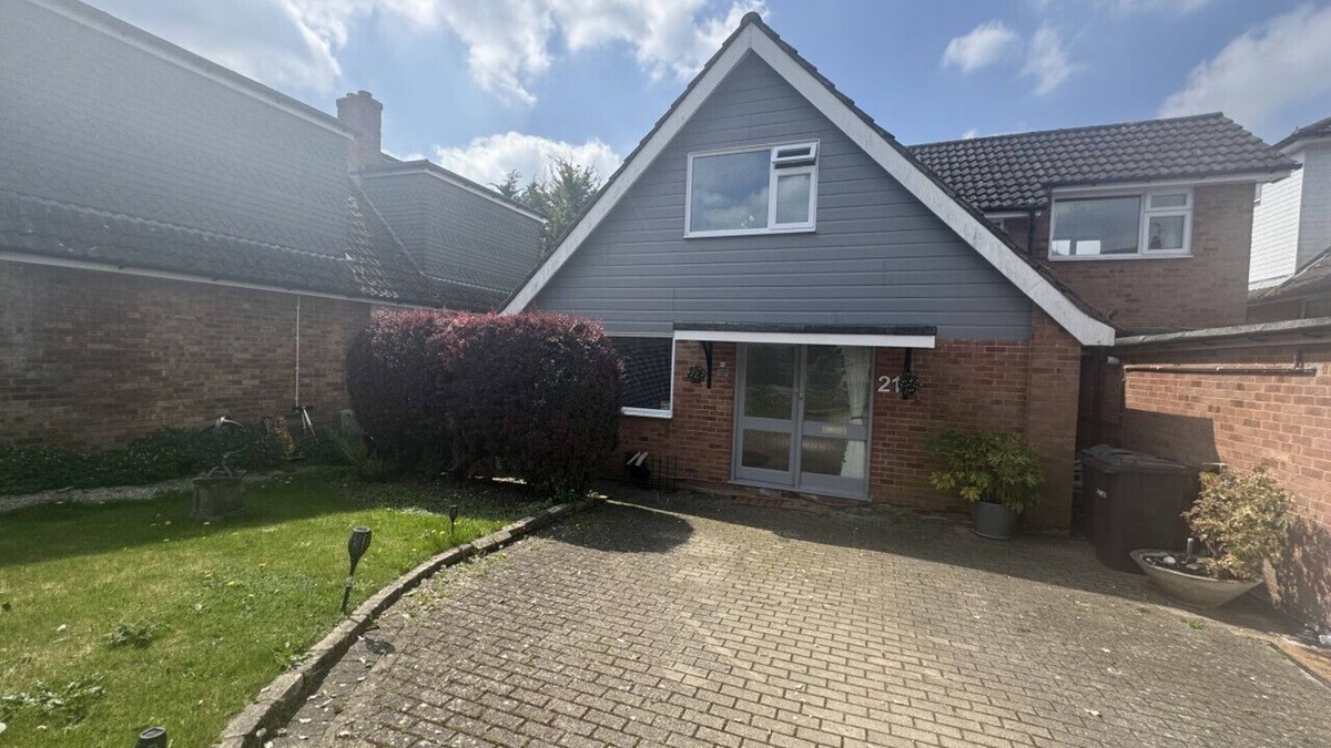 Marlow House | 3 Bed with parking ideal for families