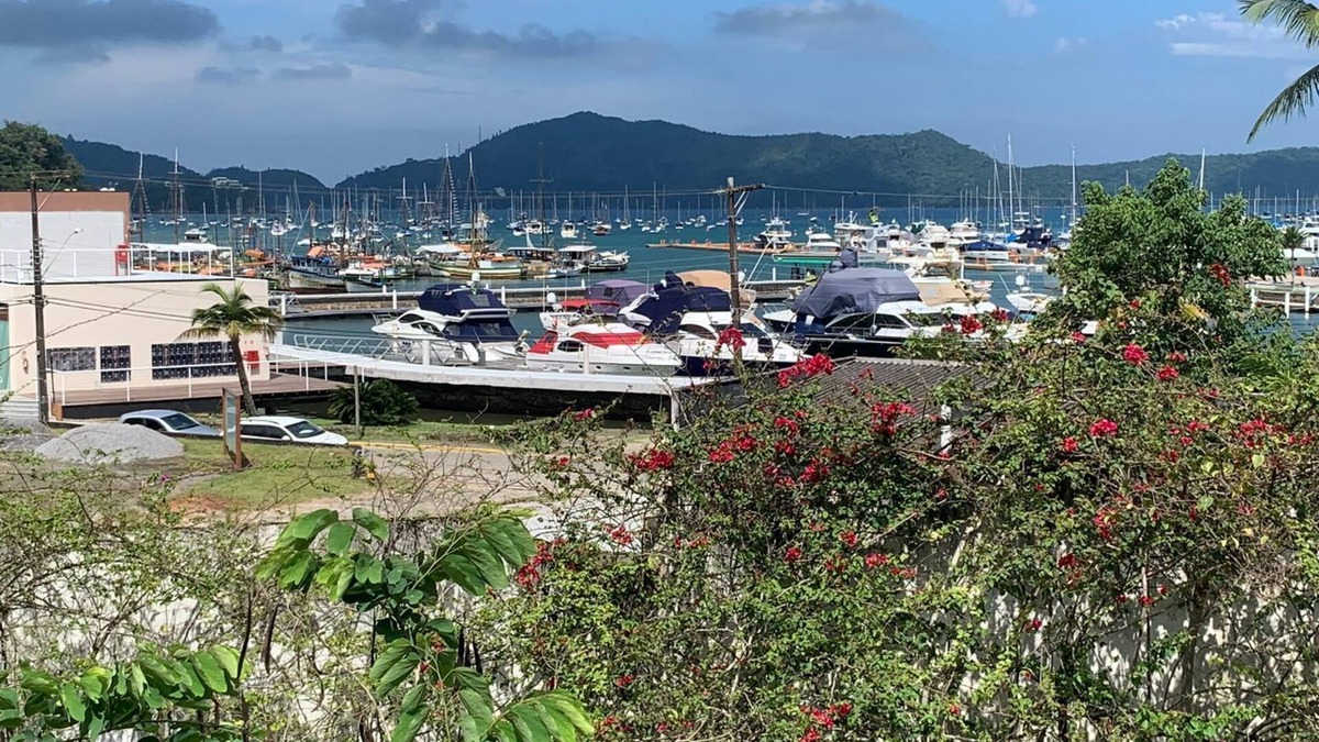 Saco da Ribeira House | 3-bedroom house in charming Saco da Ribeira Ubatuba with AC, WiFi, front water