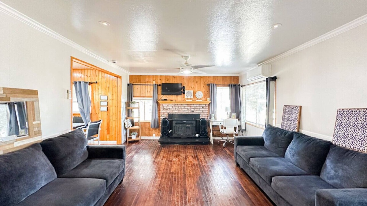 Visalia House | 3 bedroom, 1 bath home that is located on the country side of Visalia near freeway 99.