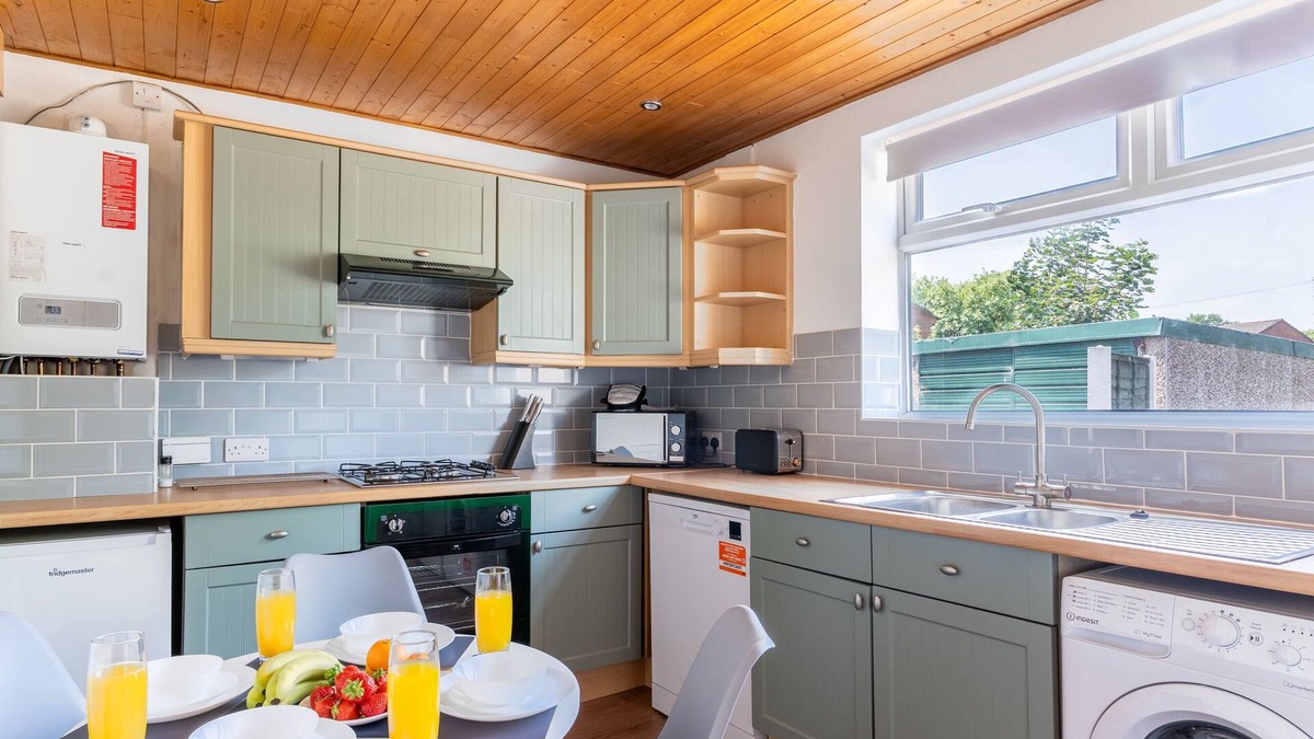 Wythenshawe House | 3 Bedroom, 1 Bathroom Apartment with Parking