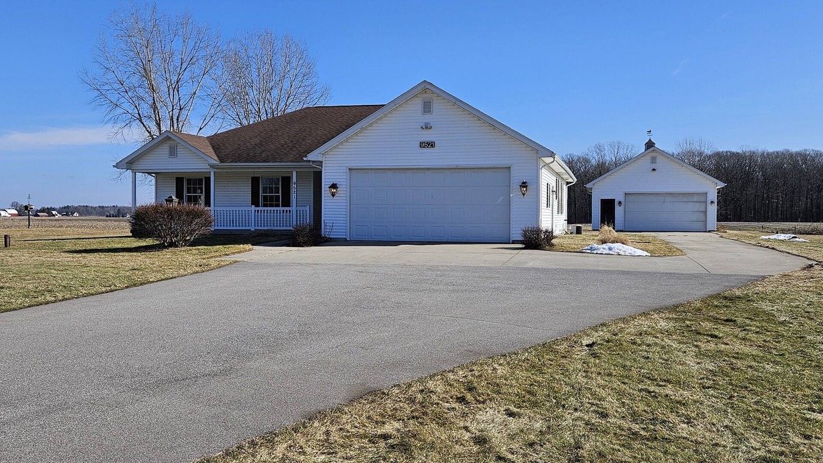 Birch Run Township House | 3 bedroom, 2.5 bath home, with 2 car garage, minutes from Frankenmuth.