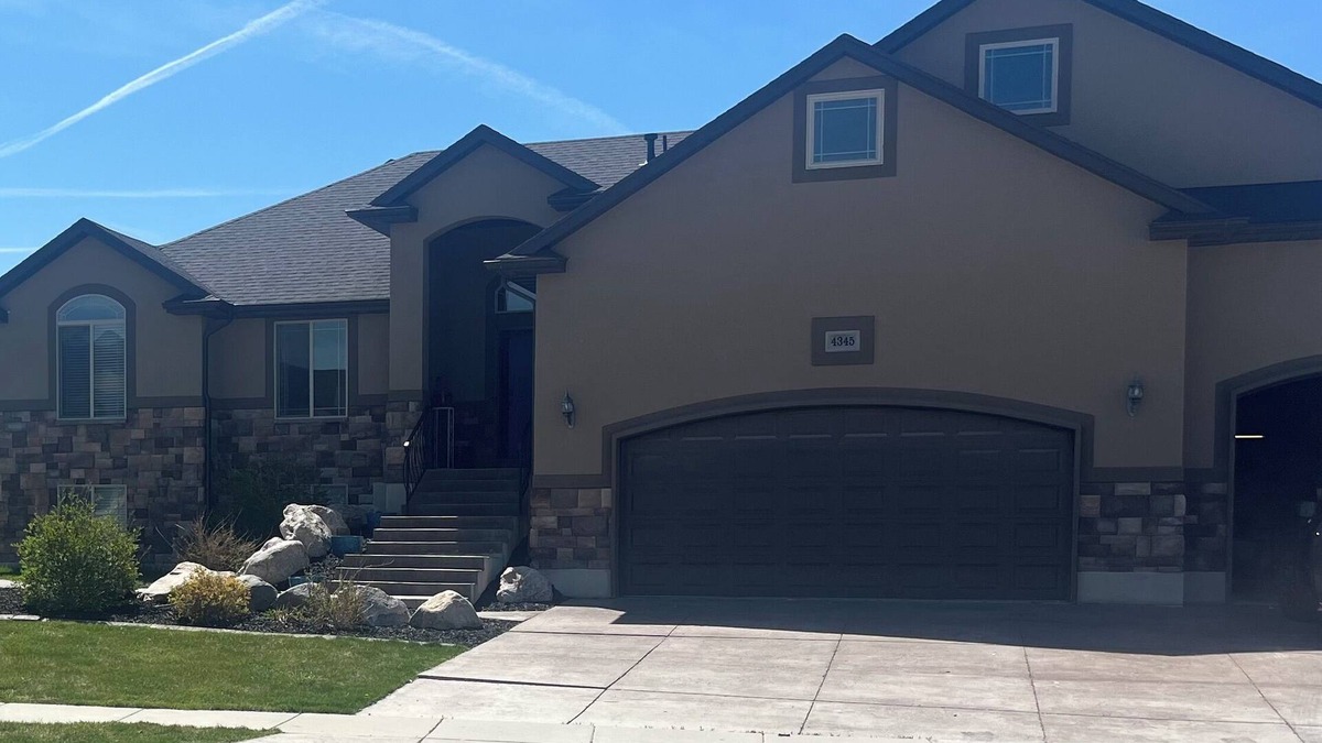 Hooper House | 3 Bedroom 2.5 bath main level Home with Hot Tub