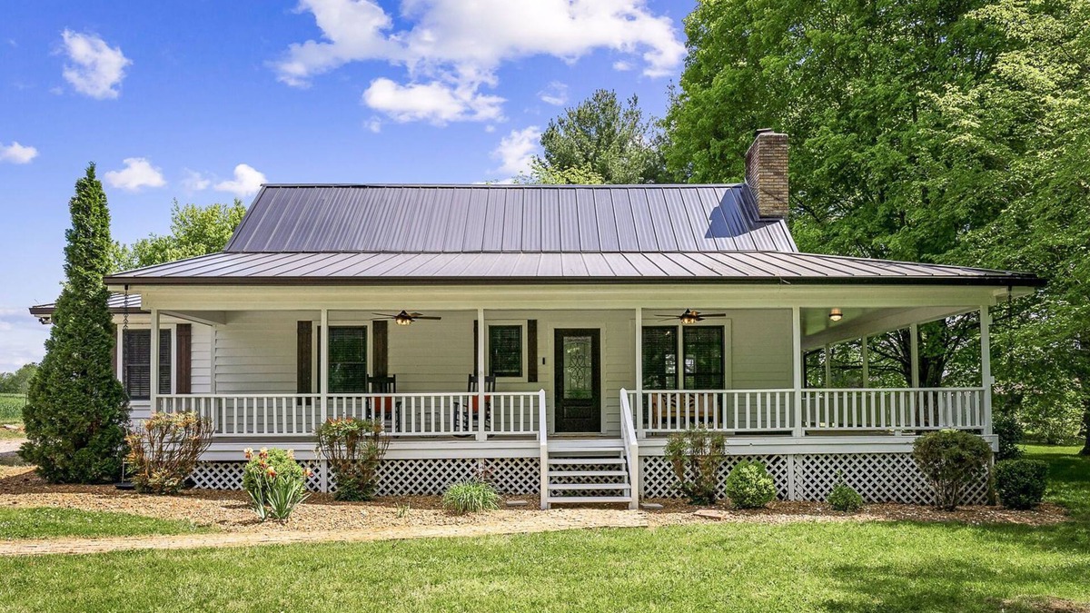 McMinnville House | 3 bedroom, 2.5 bath house close to local entertainment.