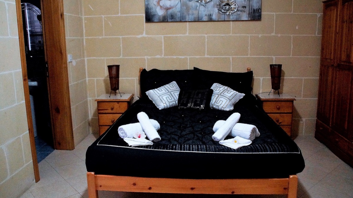 Qala Apartment | 3 bedroom 2 bathroom Apt. Sea View -Free Wi-Fi. Discount for over 8 days stays.