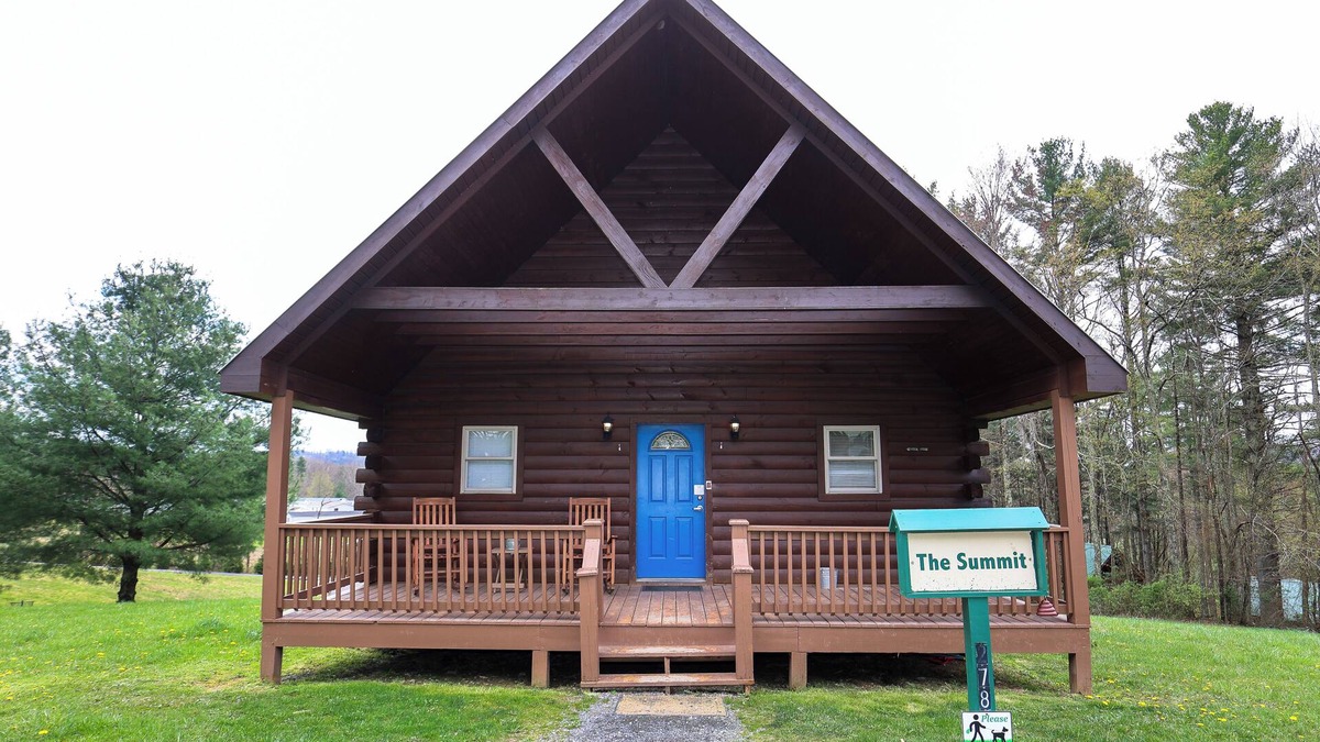 Blue Jay Cabin | 3 Bedroom 2 Bath Cabins (Beaver, WV)