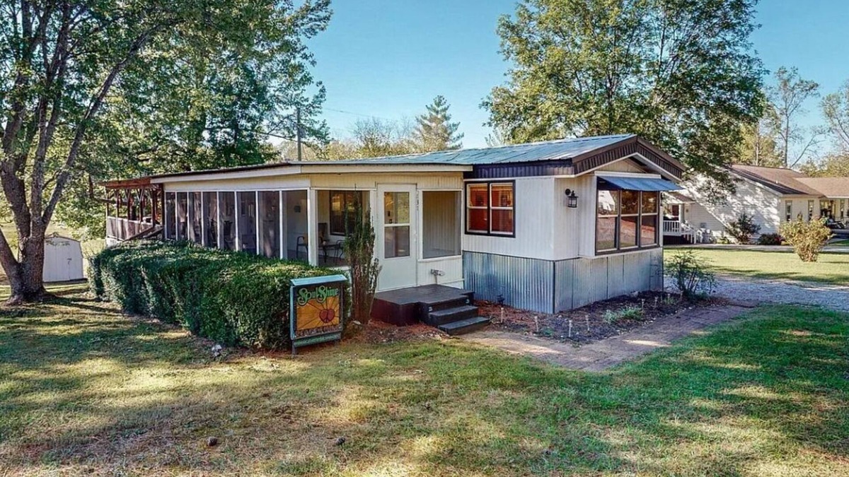 Murray House | 3-bedroom 2 bath home located steps fromna marina on Kentucky lake!