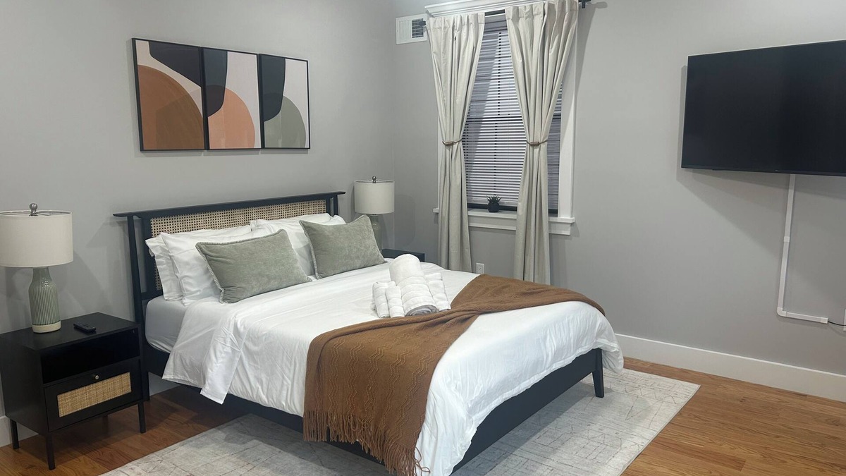 The Heights House | 3-bedroom 2 bath luxury home in Jersey City MINUTES TO NYC