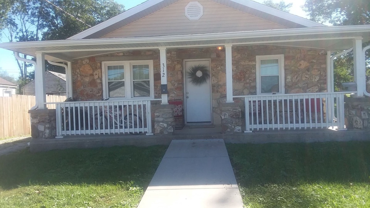 Mountain Grove House | 3 Bedroom 2 Bath Bungalow